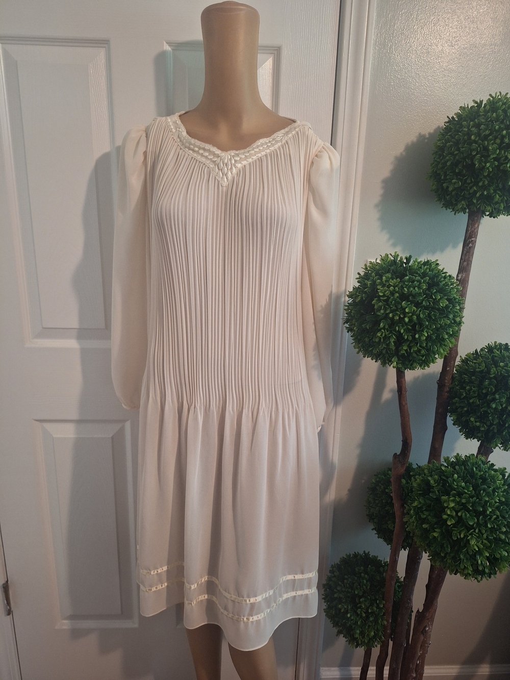 Vintage JT Dress – 1970s Pleated Cream Dress, Size M
